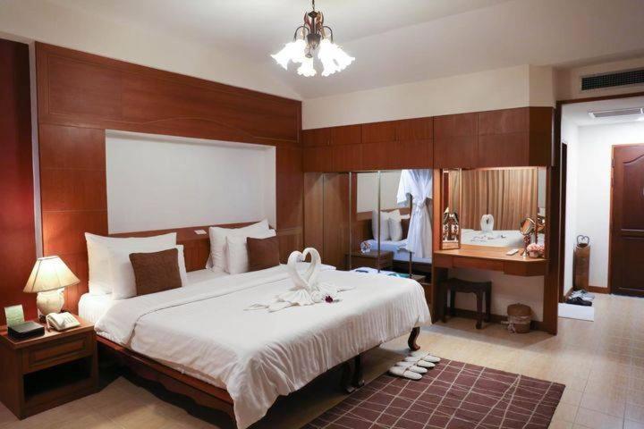 Country Lake View Hotel Suphanburi Exteriör bild
